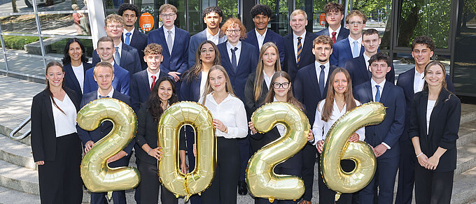 Die Auszubildenden der Volksbank BRAWO im Jahrgang 2026 gemeinsam mit Lea Sinner (r.), Sina Müller (l.) sowie Burcu Braun (2.v.l.) vom Ausbildungsteam der Bank. Credit: Volksbank BRAWO/Matthias Leitzke