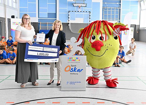  „Volksbank BRAWO_Sport-Oskar WOB_4.jpg“: Claudia Kayser, Leiterin der Direktion Wolfsburg bei der Volksbank BRAWO und Botschafterin von United Kids Foundations, übergab den symbolischen Spendenscheck an Schulleiterin Linda Bausewein (links). 