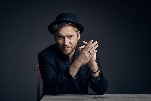 Singer-Songwriter und TV-Host Johannes Oerding tritt am 17. August zum zweiten Mal auf der Volksbank BraWo Bühne auf. 