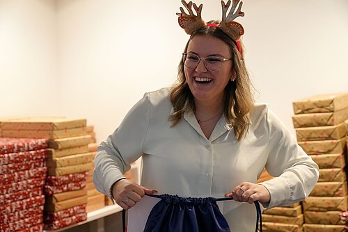 Fleißige Weihnachtsengel packten individuell zusammengestellte Geschenktüten, die bei den förderbedürftigen Kindern und Jugendlichen pünktlich unter dem Weihnachtsbaum liegen