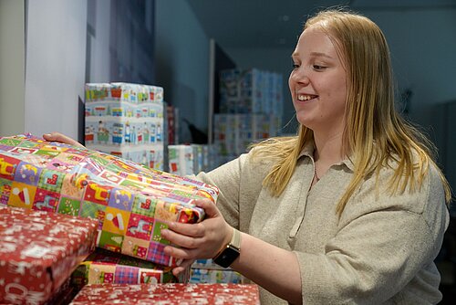 Fleißige Weihnachtsengel packten individuell zusammengestellte Geschenktüten, die bei den förderbedürftigen Kindern und Jugendlichen pünktlich unter dem Weihnachtsbaum liegen