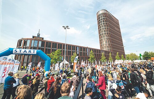 Tausende Menschen sammelten 2019 im Rahmen des walk4help Schritte und Spenden für Kinderhilfsprojekte. 2025 findet eine Neuauflage des Mega-Events im Braunschweiger Bürgerpark statt. Bildquelle: AUSDRUCKSLOS