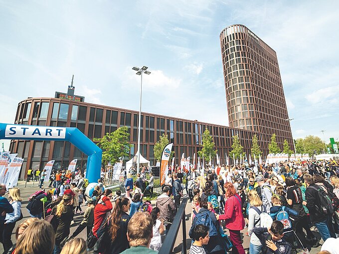 Tausende Menschen sammelten 2019 im Rahmen des walk4help Schritte und Spenden für Kinderhilfsprojekte. 2025 findet eine Neuauflage des Mega-Events im Braunschweiger Bürgerpark statt. Bildquelle: AUSDRUCKSLOS