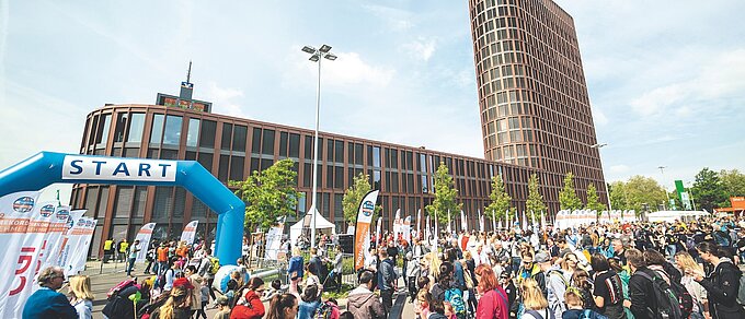 Tausende Menschen sammelten 2019 im Rahmen des walk4help Schritte und Spenden für Kinderhilfsprojekte. 2025 findet eine Neuauflage des Mega-Events im Braunschweiger Bürgerpark statt. Bildquelle: AUSDRUCKSLOS