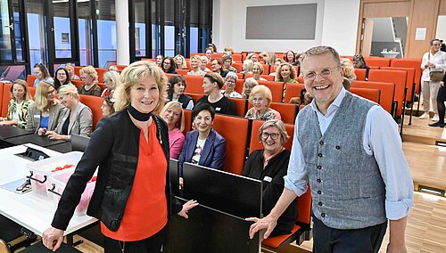 Claudia Kayser (l.), Leiterin der Direktion Wolfsburg der Volksbank BRAWO, veranstaltete den 17. Entscheiderinnenabend, bei dem Prof. Günter Meyer (r.), Dekan der Fakultät Gesundheitswesen an der Ostfalia Hochschule für angewandte Wissenschaften, referierte.