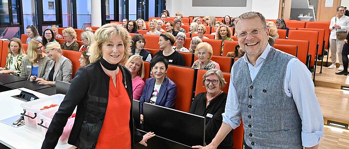 Claudia Kayser (l.), Leiterin der Direktion Wolfsburg der Volksbank BRAWO, veranstaltete den 17. Entscheiderinnenabend, bei dem Prof. Günter Meyer (r.), Dekan der Fakultät Gesundheitswesen an der Ostfalia Hochschule für angewandte Wissenschaften, referierte.