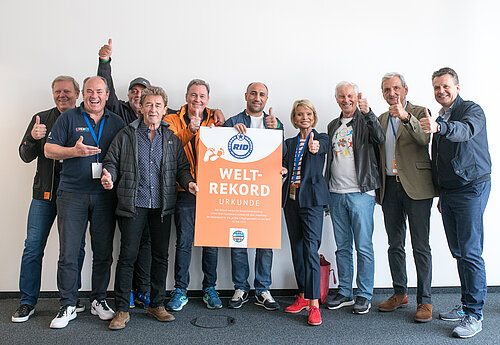 Viele prominente Botschafter wie Peter Maffay, Uschi Glas und Arthur Abraham machten sich 2019 für den walk4help stark und feierten gemeinsam mit den Initiatoren von United Kids Foundations und dem walk4help, Jürgen Brinkmann (l.) sowie Robert Lübenoff (hinten, 2. v. l.), den erzielten Weltrekord. Bildquelle: AUSDRUCKSLOS